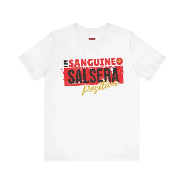 Tshirt blanco con texto de color negro, amarillo y rojo y la frase: tipo sanguíneo, salsera positiva. Mujer salsera