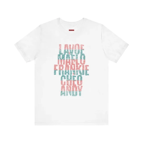 Tshirt blanco con texto turquesa y rosa con los nombres de los grandes de la salsa: Lavoe, Maelo, Frankie, Cheo, Andy.