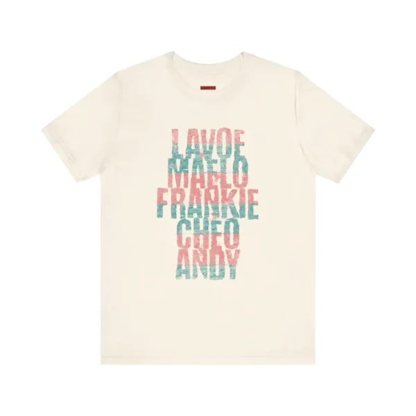 Tshirt natural con texto turquesa y rosa con los nombres de los grandes de la salsa: Lavoe, Maelo, Frankie, Cheo, Andy.