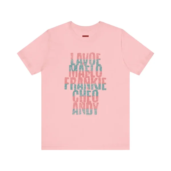 Tshirt rosa claro con texto turquesa y rosa con los nombres de los grandes de la salsa: Lavoe, Maelo, Frankie, Cheo, Andy.