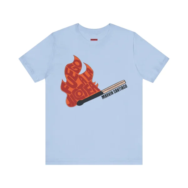 Tshirt azul bebe con un fósforo encendido de color anaranjado y el texto en rojo: Fuego a la Jicotea de Marvin Santiago.