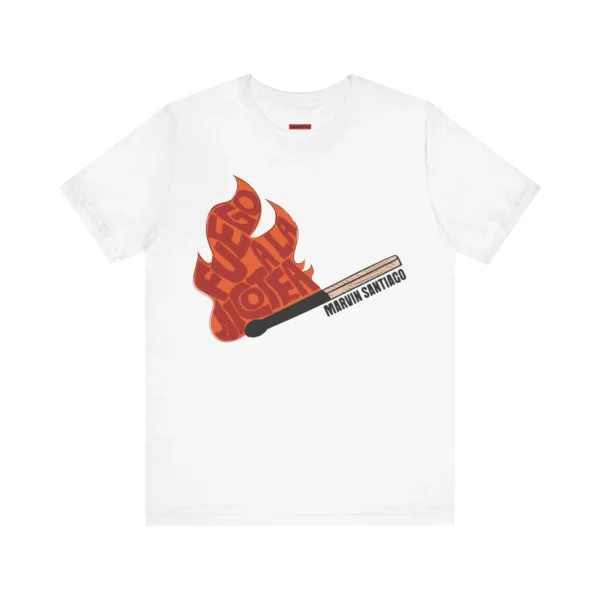 Tshirt blanco con un fósforo encendido de color anaranjado y el texto en rojo: Fuego a la Jicotea de Marvin Santiago.