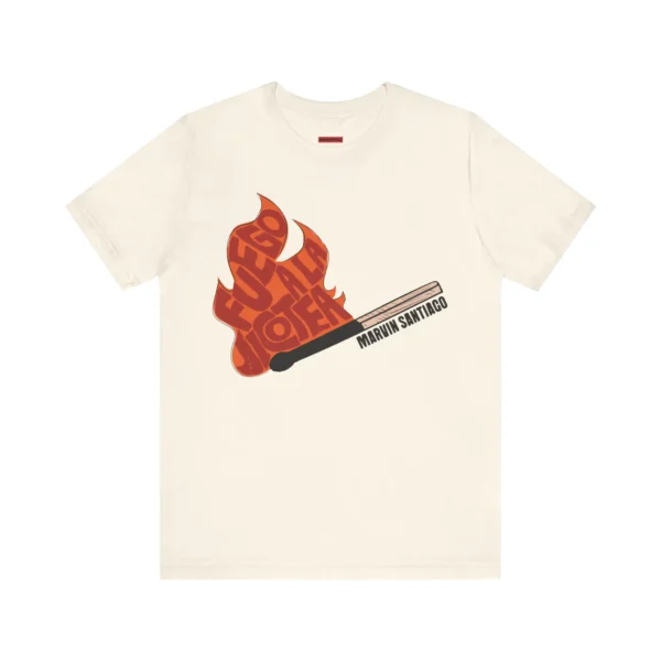 Tshirt natural con un fósforo encendido de color anaranjado y el texto en rojo: Fuego a la Jicotea de Marvin Santiago.