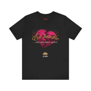 Camiseta negra con diseño de corazón roto en efecto chrome rosa, frase "Ese Hombre" en cursiva con gradiente, texto inferior "solo sabe hacer sufrir" y corona con el nombre "La India" en honor a la Princesa de la Salsa.