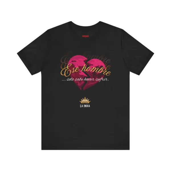 t-shirt-black-ese-hombre-la-india Camiseta negra con diseño de corazón roto en efecto chrome rosa, frase "Ese Hombre" en cursiva con gradiente, texto inferior "solo sabe hacer sufrir" y corona con el nombre "La India" en honor a la Princesa de la Salsa.
