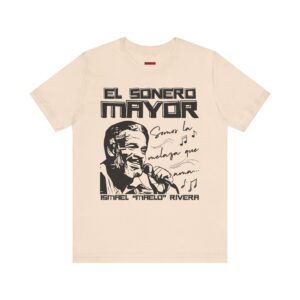 Tshirt color crema con el texto El Sonero Mayor, homenaje a Ismael Maelo Rivera y la frase somos la raza que ama