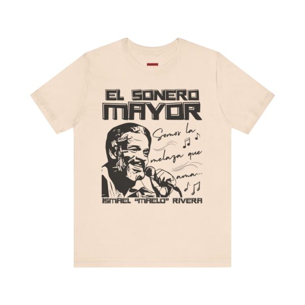 tshirt-crema-el-sonero-mayor-ismael-rivera Tshirt color crema con el texto El Sonero Mayor, homenaje a Ismael Maelo Rivera y la frase somos la raza que ama
