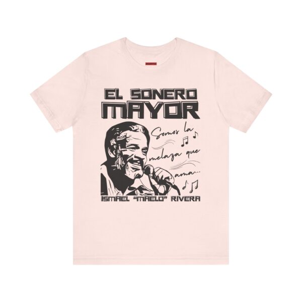 tshirt-rosa-el-sonero-mayor-ismael-rivera Tshirt rosa claro con el texto El Sonero Mayor, homenaje a Ismael Maelo Rivera y la frase somos la raza que ama